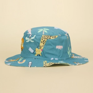 Dettaglio cappello sole bimbo con stampe cartone di giraffa e leone carini