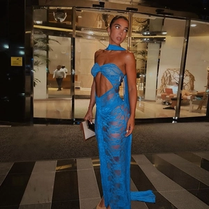 Dettaglio del vestito lungo da spiaggia in pizzo blu con scollo all'americana e rete