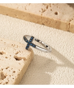 Vue détaillée de la bague en argent S925 avec croix en cristaux bleus sur pierre