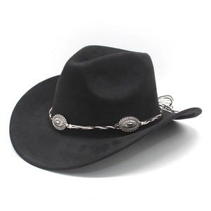 Détail du chapeau de cowboy noir en suédine avec ruban tressé ethnique et boucles en argent