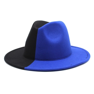 Détail du chapeau fedora bicolore bleu et noir en feutre avec bord plat et texture douce