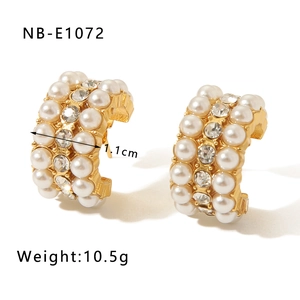 Détail de boucles d'oreilles en C plaquées or 18 carats avec perles et cristaux