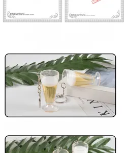 Dettaglio di portachiavi creativi in PVC a forma di boccale di birra con schiuma bianca