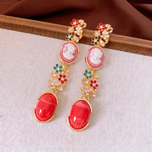 Boucles d'oreilles camée vintage avec strass floraux et pierres ovales rouges montées sur or