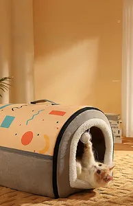 Dettaglio della fodera in pile e della pallina nel tunnel geometrico per gatti