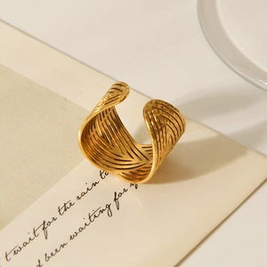 Dettaglio dell'anello dorato in acciaio inossidabile testurizzato su carta vintage