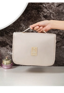 Gros plan de la trousse de toilette suspendue en tissu imperméable avec multiples poches.