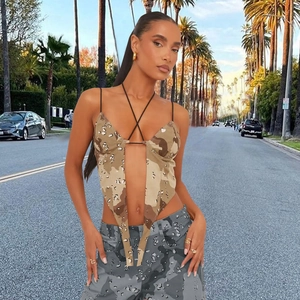 Top court dos nu camouflage sexy avec bretelles croisées et ourlet pointu pour femme