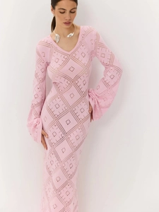 Elegante abito lungo in maglia rosa con scollo a V, maniche svasate e motivi traforati
