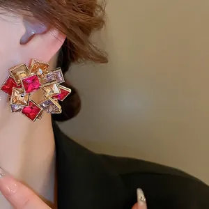 Boucles d'oreilles géométriques avec strass colorés sur monture dorée pour femmes