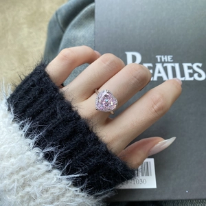 Vue détaillée d'une bague en argent S925 avec un zircon rose taillé en cœur de glace