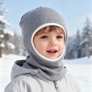 Cagoule tricotée gris clair pour enfants avec doublure polaire et bordure blanche hivernale