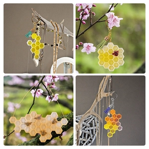 Détail de porte-clés DIY en résine nid d'abeille avec petite abeille et pompon coloré