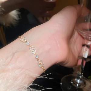 Nahaufnahme eines vergoldeten Armbands mit funkelnden Zirkonia-besetzten CD-Gliedern