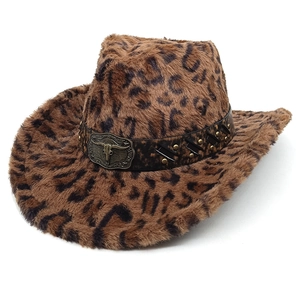 Détail du chapeau de cowboy en fausse fourrure léopard avec boucle tête de taureau