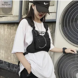 Gros plan du sac de poitrine tactique noir avec sangles réglables et poches zippées