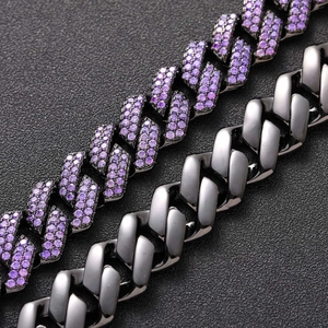 Vue macro de la chaîne cubaine en métal gris avec incrustation de zircons violets denses