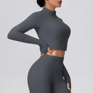 Detail der grauen Yoga-Jacke mit Daumenlöchern und hoch taillierter nahtloser Leggings