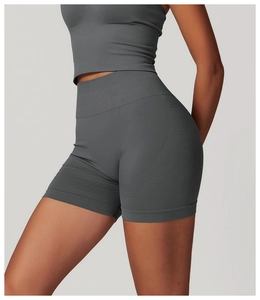 Détail du short de yoga sans couture gris foncé avec taille haute et texture en maille