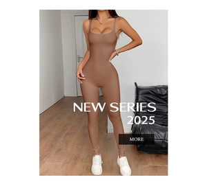 Detaillierte Textur des braunen, gerippten Yoga-Jumpsuits mit elastischer Passform