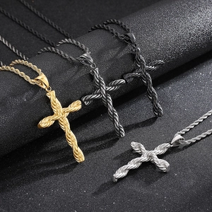 Detailansicht der gedrehten Halsketten mit Kreuzanhängern in Gold, Schwarz und Silber
