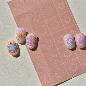 Vue détaillée de 5 pochoirs à ongles mandala aux couleurs douces de macaron pastel