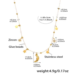 Dettaglio della collana in acciaio inossidabile placcato oro 18K con stelle e luna