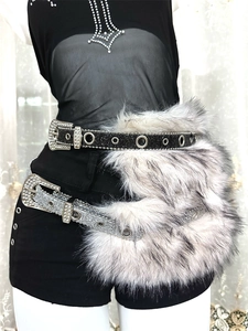 Détail d'un sac de taille en fausse fourrure avec boucle strass et ceinture pailletée sur mannequin