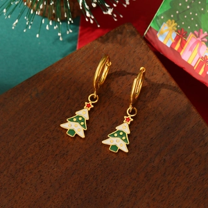 Nahaufnahme von 18K Gold-Edelstahl-Ohrringen mit Emaille-Weihnachtsbaum-Anhängern