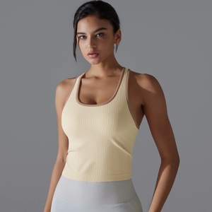 Détail du débardeur de yoga côtelé jaune crème avec une coupe ajustée et un design sans couture