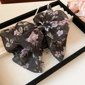 Dettagli di elegante pinza per capelli in chiffon nero floreale con catena di perle fini