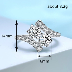 Anillo bypass plateado con dos piedras brillantes y detalles de cristales engastados