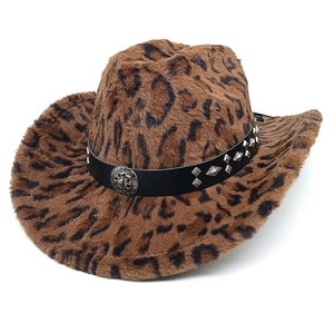 Chapeau de cowboy en peluche léopard avec emblème vintage et ceinture ornée de clous