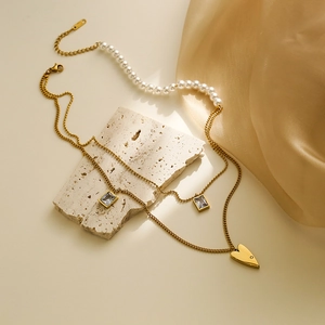 Collier double couche à pendentif cœur avec perles et zircons sur chaîne dorée