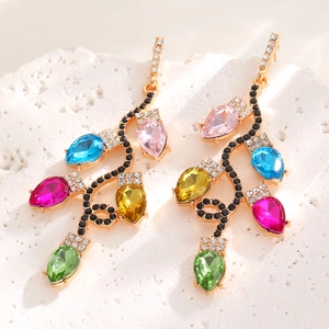 Détail de boucles d'oreilles dorées en forme de vigne avec cristaux colorés et strass