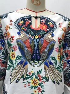 Détail de l'imprimé floral perroquet et de l'encolure évidée sur la chemise femme