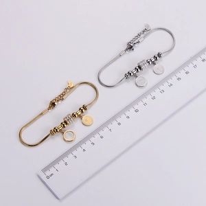 Vue détaillée des bracelets à pièces or et argent avec échelle de 18 cm sur fond blanc
