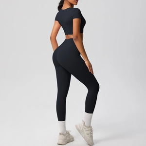 Détail de la coupe galbante au dos d'un ensemble de yoga noir avec haut court et legging