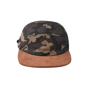 Détail du tissu camouflage et de la visière en daim marron sur une casquette 5-panel