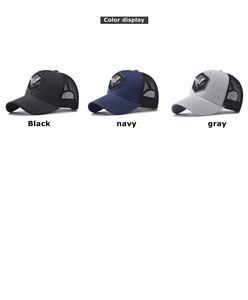 Tres gorras trucker con parches de águila en colores negro, azul marino y gris oscuro