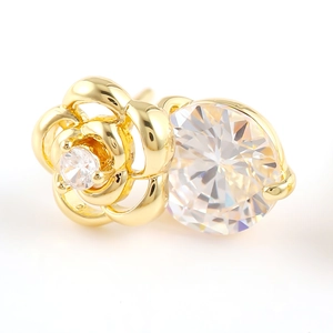 Élégant ensemble de boucles d'oreilles rose dorée avec pierres de zircon transparentes