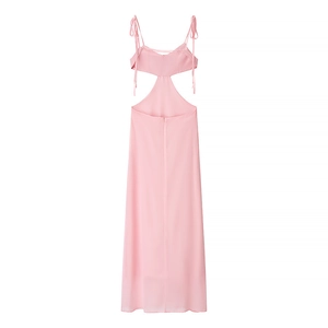 Abito lungo in raso rosa con cut-out in vita e spalline sottili annodate sulle spalle