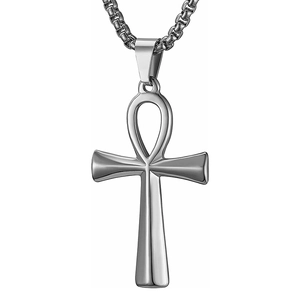 Detailopname van de gepolijste zilveren Ankh-kruis hanger met stevige schakelketting