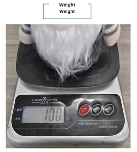Détail du gnome de Noël gris sur une balance montrant la spécification du poids de 100g