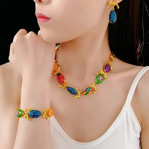 Dettaglio di set gioielli vintage con ciondoli a forma di uovo smaltato su una modella