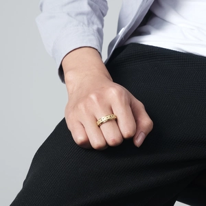 Bague en acier inoxydable doré avec lune et étoiles portée sur l'index d'un mannequin