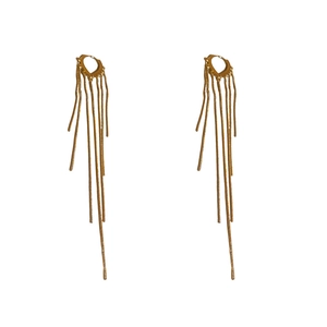 Élégantes boucles d'oreilles pendantes à pampilles dorées au design minimaliste