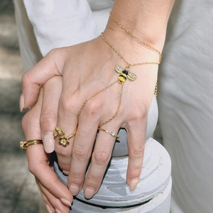 Goldenes Bienen-Fingerarmband mit Emaille-Anhänger und passenden Blumenringen für Damen