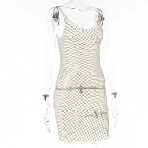 Détail de la robe courte en maille strassée argentée avec cristaux brillants et fins