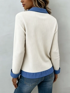 Vista trasera de jersey de punto para mujer con cuello y dobladillo de mezclilla azul